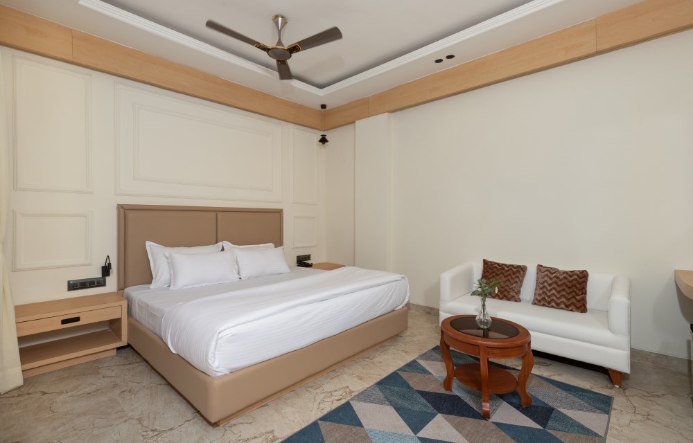 Queen's Room with Bath Tub 